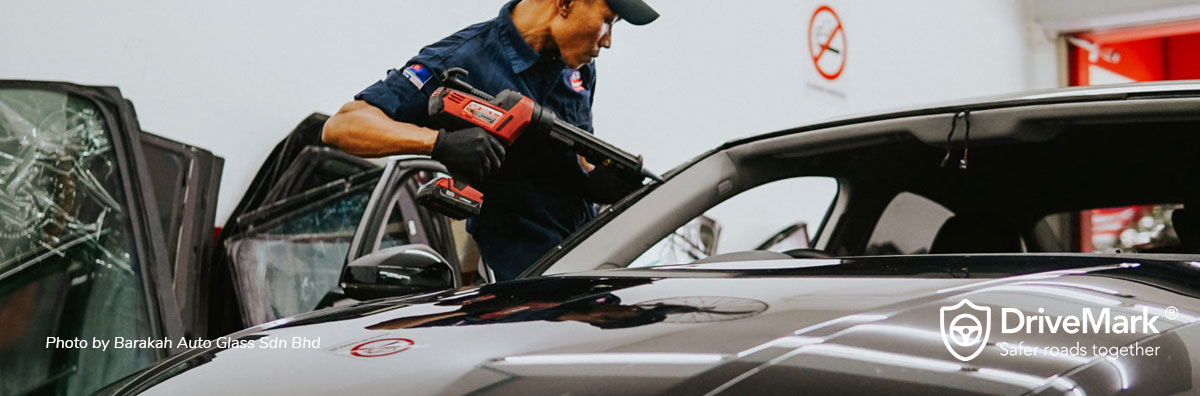 Technician replacing windscreen, applying adhesive to the car chassic. Photo by Barakah Auto Glass, Johor Bahru